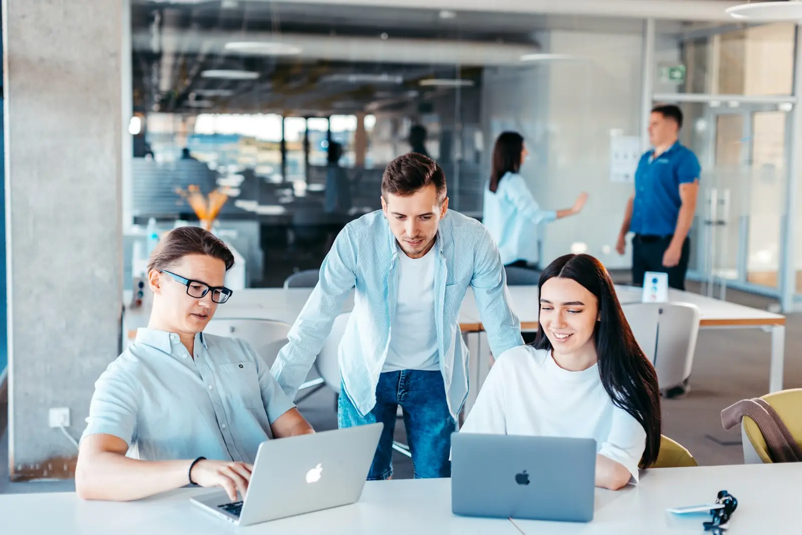 Équipe marketing analysant des résultats sur ordinateurs portables