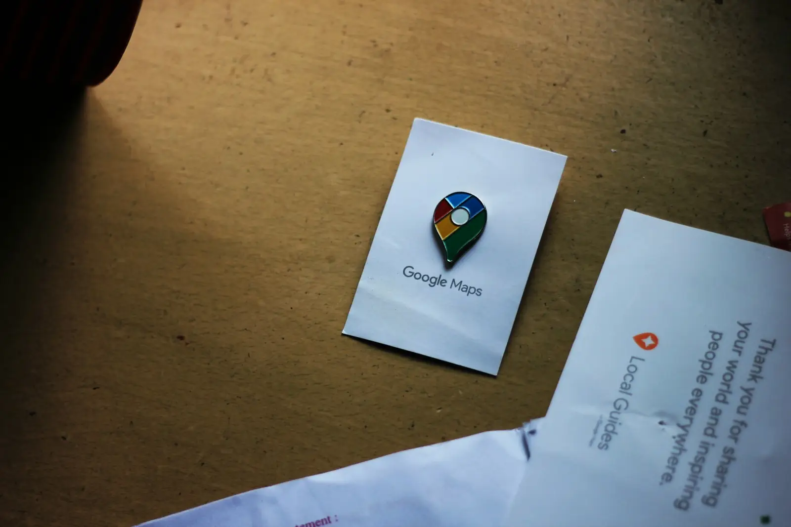Repère Google Maps posé sur une table