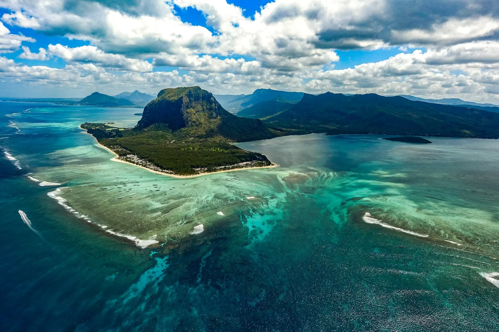 Le Morne Brabant et son lagon, île Maurice, vus du ciel